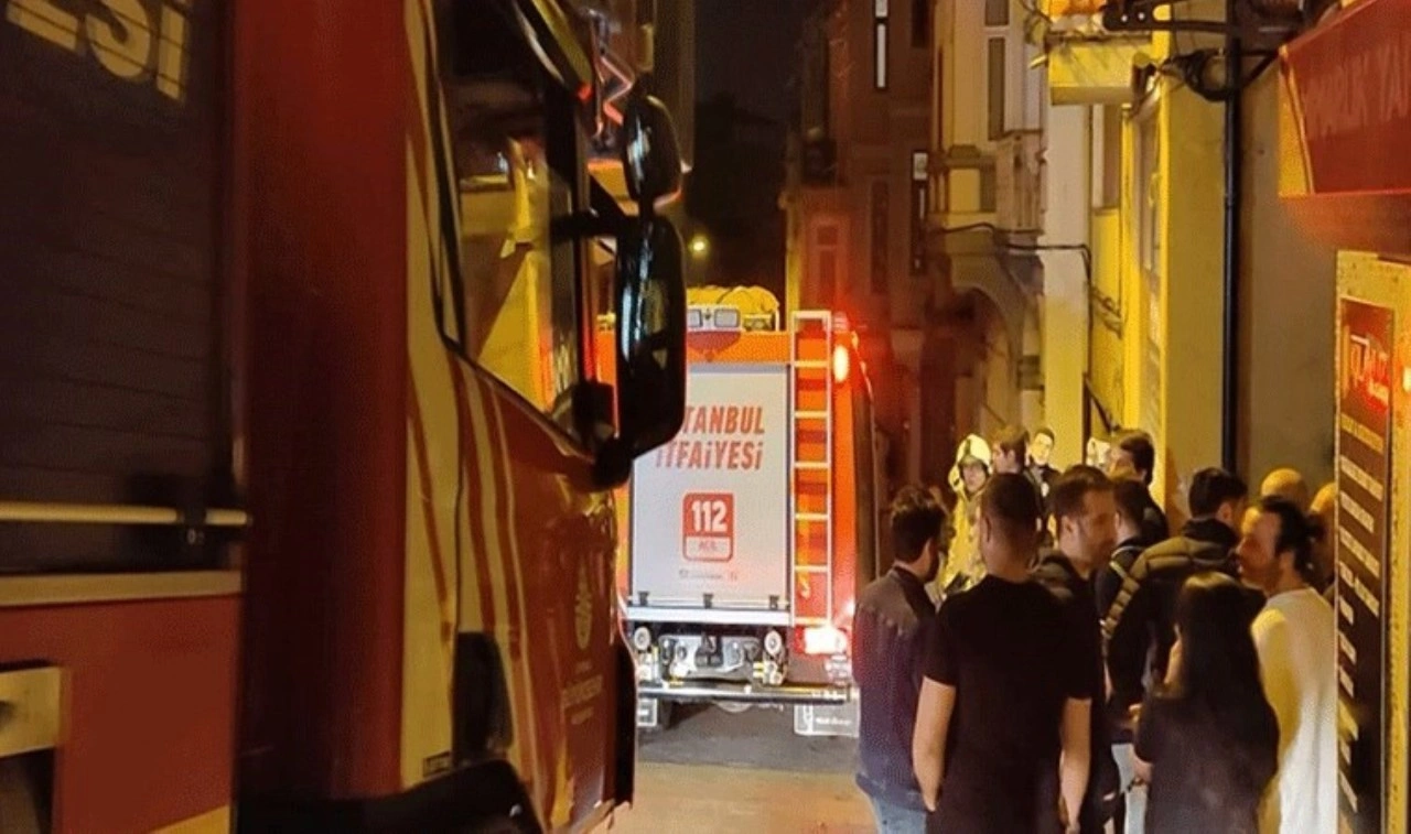 Beyoğlu'nda hareketli anlar: Evini yakmaya çalıştı, yurttaşları bıçakla tehdit etti!
