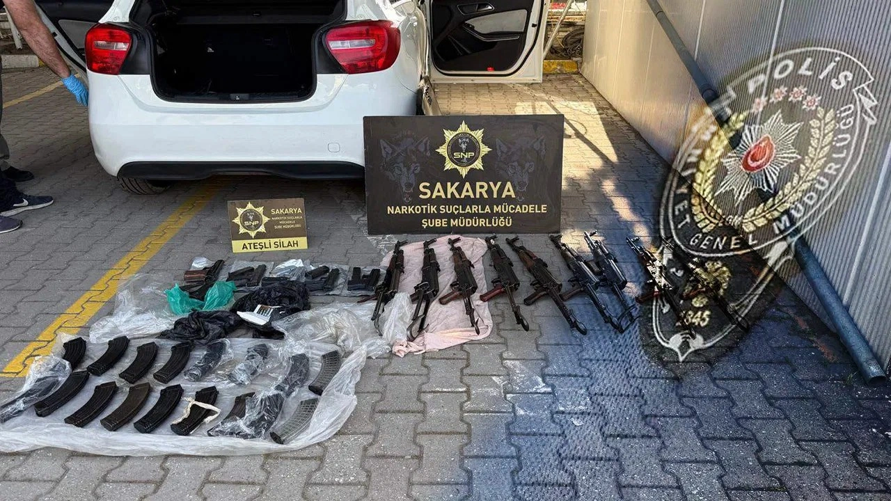 Polis memurunun aracından çıkanlar şoke etti: Kaleşnikof tüfek, ruhsatsız tabanca...