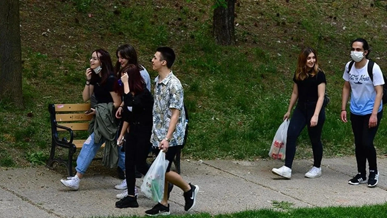 Sorunları çok, siyasette adı yok: 'Gençler siyaset sahasında ücretsiz iş gücü'