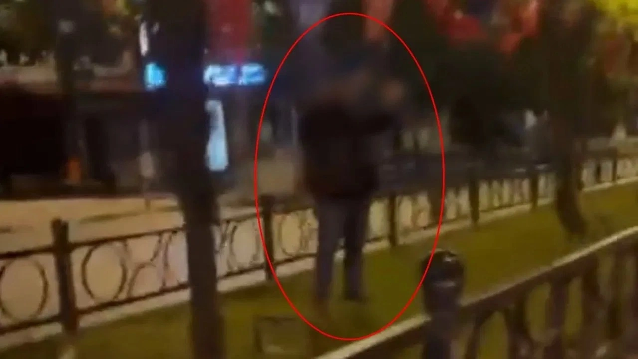 'Türk bayrağını yakmaya çalıştı' iddiası: Şüpheli şahıs tepkiler üzerine kaçtı