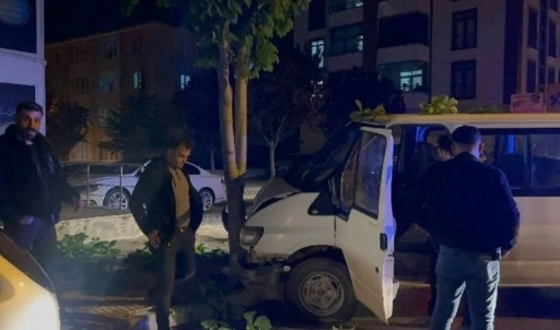 'Dur' ihtarına uymadı, ağaca çarpıp durdu!