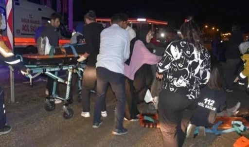 Gümüşhane'de faciadan dönüldü! Otomobiller çarpıştı: 2'si yaya, 11 yaralı