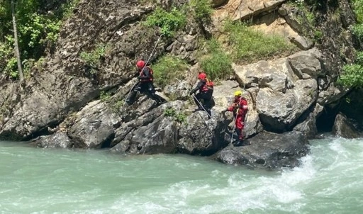 Hakkari'de derede kaybolan genci arama çalışmaları sürüyor