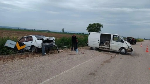 Minib&#xFC;s, park halindeki otomobile &#xE7;arpt&#x131;: &#xC7;ok say&#x131;da yaral&#x131; var!