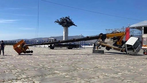 Sahne kurulumu s&#x131;ras&#x131;nda vin&#xE7; devrildi: Gazeteciler darp edildi