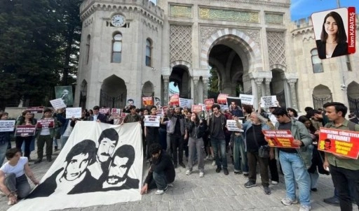 Üniversiteliler Beyazıt’ta Üç Fidan’ı andı: 'Onların yolundan geleceğe yürüyoruz'