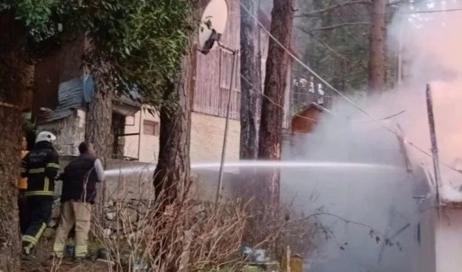 Yaylada elektrik k&#x131;v&#x131;lc&#x131;m&#x131; facia getirdi: 3 ev k&#xFC;l oldu