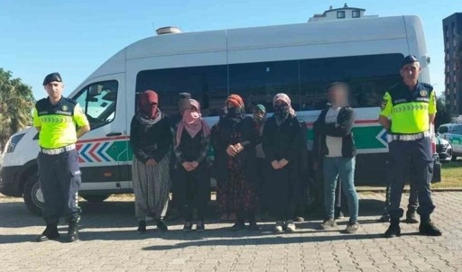 Yer: Aydın-İzmir Otoyolu... İzin belgesi bulunmayan 12 kaçak göçmen yakalandı